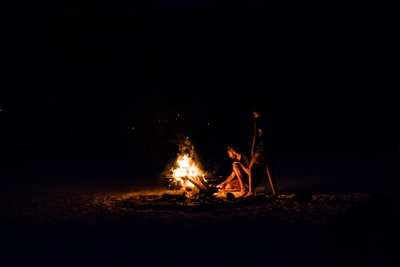 坐在bornfire附近的三个人